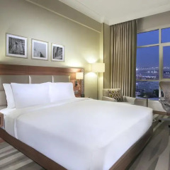 Отель Hilton Garden Inn Dubai Al Muraqabat 4* Улучшенный номер с различными типами кроватей фото 7