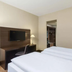 Отель NH Düsseldorf Königsallee 4* Улучшенный номер с различными типами кроватей фото 9
