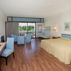 Отель St Raphael Resort & Marina 5* Стандартный семейный номер с двуспальной кроватью