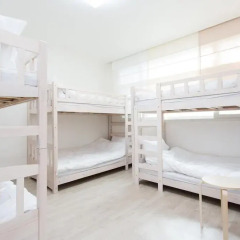 Отель Issue Seoul Guesthouse 2* Стандартный семейный номер с двуспальной кроватью (общая ванная комната) фото 2