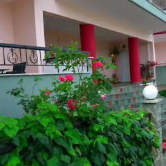 Отель George & Sia's House