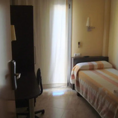 Отель Hostal Sant Sadurní Стандартный номер с различными типами кроватей