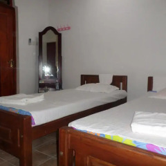 Отель Mayura Rest Inn сейф в номере