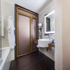 Отель NH Milano Touring 4* Люкс с различными типами кроватей фото 11