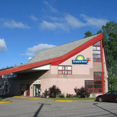 Отель Days Inn by Wyndham Trois-Rivieres парковка