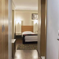 Baron Hotel сейф в номере