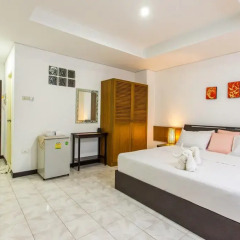 Отель Karon Sunshine Guesthouse & Bar 3* Улучшенный номер с различными типами кроватей фото 15