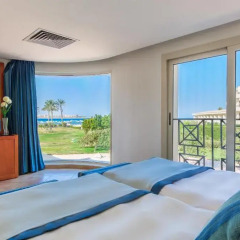 Отель Cleopatra Luxury Resort Makadi Bay 5* Стандартный семейный номер с различными типами кроватей фото 4