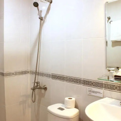 Giang Son 2 Hotel 2* Стандартный семейный номер с двуспальной кроватью