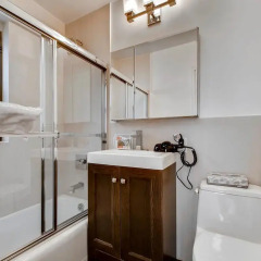 Отель Global Luxury Suites at Olympia House ванная