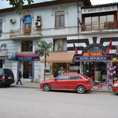 Hotel Republika Тирана парковка