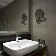 Отель Novotel London Stansted Airport ванная фото 2