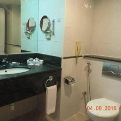 Отель Swiss-Belhotel Sharjah ОАЭ, Шарджа - отзывы, цены и фото номеров - забронировать отель Swiss-Belhotel Sharjah онлайн ванная
