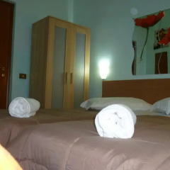 Român Holidays Hostel Стандартный номер с 2 отдельными кроватями (общая ванная комната)