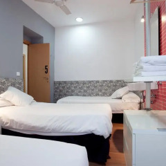 Отель Hostal Nitzs Bcn Стандартный номер с различными типами кроватей (общая ванная комната) фото 4