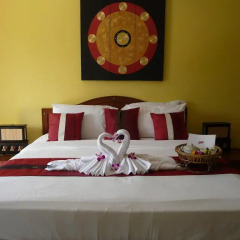Отель Baan Chang Bed and Breakfast сейф в номере