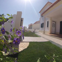 Отель Roots Guesthouse