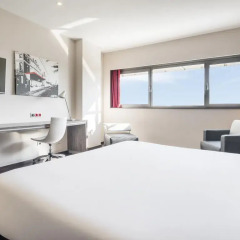 Отель ILUNION Barcelona 4* Стандартный номер с различными типами кроватей фото 12
