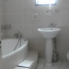 Отель Zanville Bed And Breakfast Габороне ванная