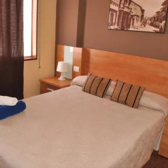 Отель Hostal Kukia Стандартный номер с двуспальной кроватью (общая ванная комната)