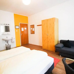 Отель Pension/Guesthouse am Hauptbahnhof Стандартный номер с двуспальной кроватью (общая ванная комната) фото 23
