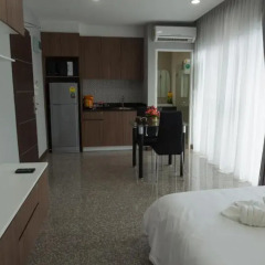 Апартаменты Modernbright Service Apartment Бангламунг комната для гостей фото 5