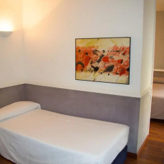 Отель Apartamentos Descartes Барселона комната для гостей