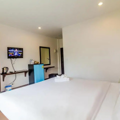 Отель Baan Yuyen Karon Guesthouse 2* Улучшенный номер разные типы кроватей фото 35