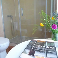 Отель Chic Rentals La Latina - Cava Alta Испания, Мадрид - отзывы, цены и фото номеров - забронировать отель Chic Rentals La Latina - Cava Alta онлайн ванная