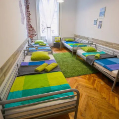 Friends Hostel and Apartments Budapest Стандартный номер с различными типами кроватей (общая ванная комната) фото 2