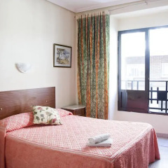 Отель Hostal Arriaza 2* Стандартный номер с различными типами кроватей (общая ванная комната)