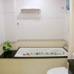 Отель Thanh Binh 2 Hotel Вьетнам, Хошимин - отзывы, цены и фото номеров - забронировать отель Thanh Binh 2 Hotel онлайн ванная