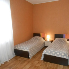 Hostel Skazka In Tolmachevo Кровати в общем номере с двухъярусными кроватями фото 7