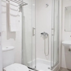 Отель By The River Guesthouse Стандартный номер разные типы кроватей фото 5