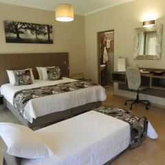 Отель Royalty Suites комната для гостей