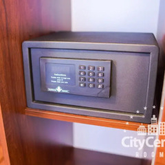 Отель City Center Rooms сейф в номере