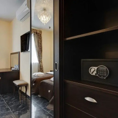 Men'k Kings Hotel сейф в номере