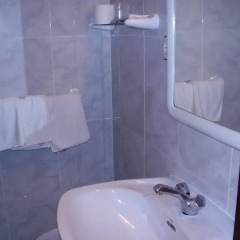 Отель Hostal Pineda Испания, Ноха - отзывы, цены и фото номеров - забронировать отель Hostal Pineda онлайн ванная