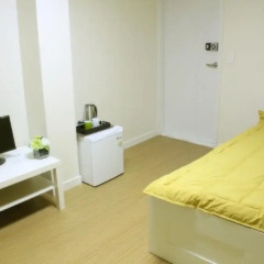 Отель Patio 59 Hongdae Guesthouse 2* Стандартный семейный номер с двуспальной кроватью