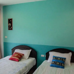 Отель Patong Bay Guesthouse 2* Улучшенный номер с 2 отдельными кроватями фото 6