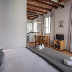 Апартаменты Habitat Apartments Beach Studio Барселона комната для гостей