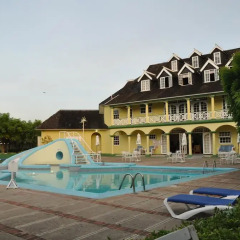 Отель Marchabell by the Sea E22 бассейн