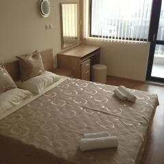 Апартаменты Dilov Apartments In Yalta Golden Sands комната для гостей фото 4