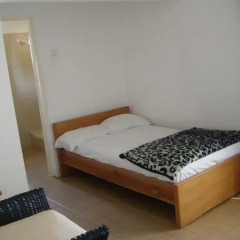 Отель T.N. Hospitality Self Catering Budget Apt. - Osu комната для гостей фото 2
