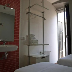 Отель Hostal Nitzs Bcn Стандартный номер с различными типами кроватей (общая ванная комната)