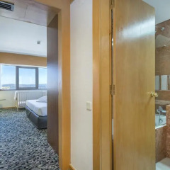 Отель Ramada by Wyndham Lisbon 4* Стандартный номер с различными типами кроватей фото 5