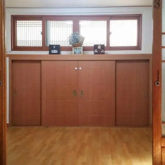 Отель Yeonwoo Guesthouse Стандартный семейный номер с двуспальной кроватью фото 15