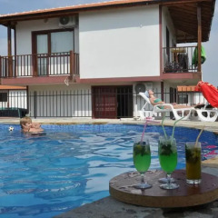 Отель Aleksandrovo Holiday Home Болгария, Равда - отзывы, цены и фото номеров - забронировать отель Aleksandrovo Holiday Home онлайн бассейн фото 3
