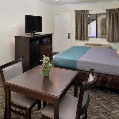 Отель Rodeway Inn & Suites LAX 2* Стандартный номер с различными типами кроватей фото 3