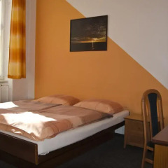 AZ-Hostel Стандартный номер с двуспальной кроватью (общая ванная комната)